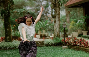 Belajar Mencintai Diri Sendiri Lewat Lagu Baru Rara Sudirman, ‘Apa Salahnya’